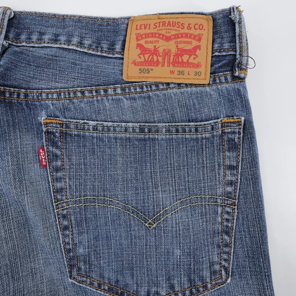 Levi's 505 Regular Fit Jeans 100% Cotton Denim Mens 36x30  (Inseam measures 29